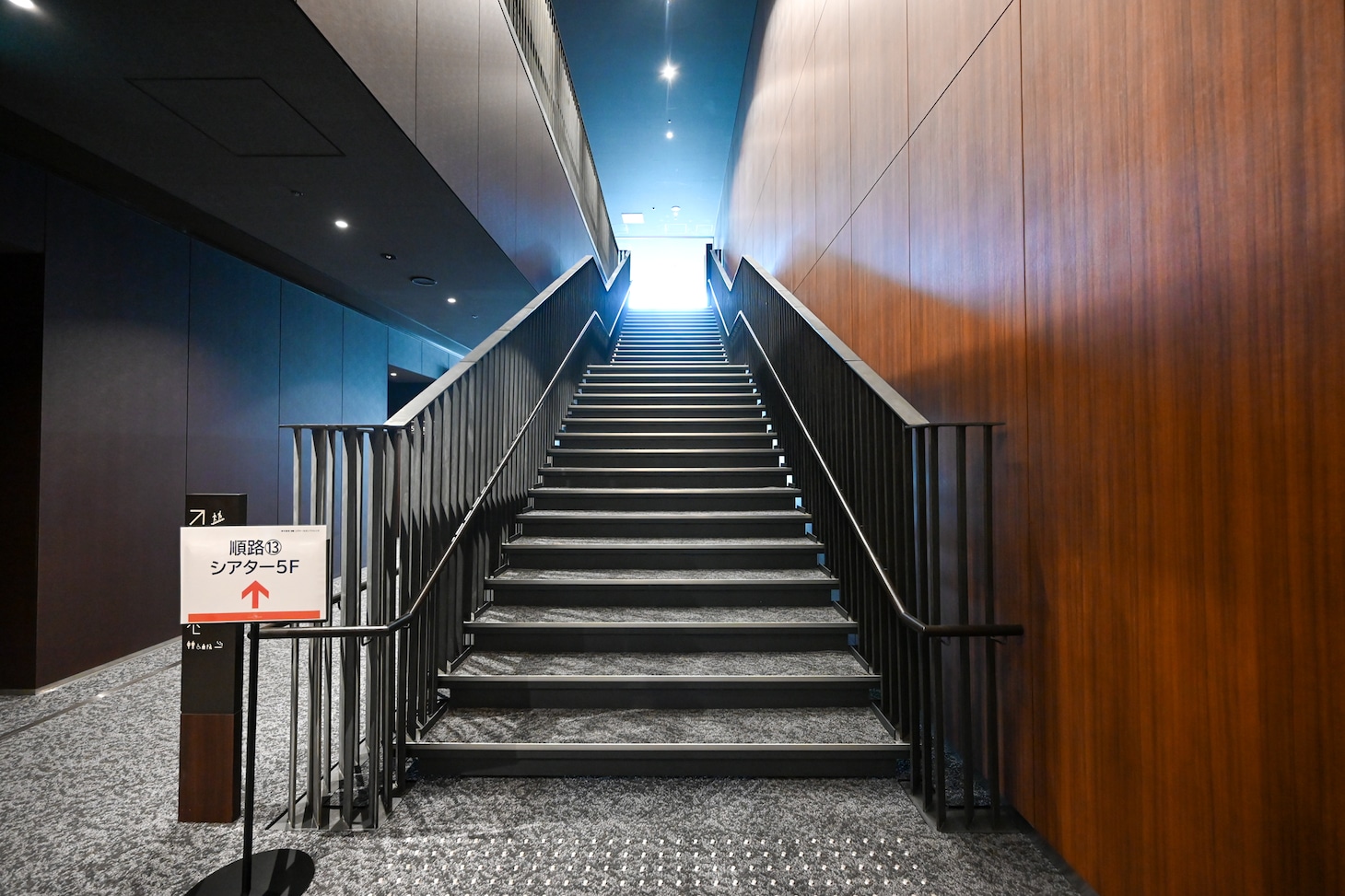 東京建物 ぴあ シアター2階席のフロアに続く階段。