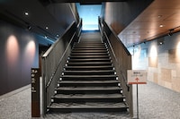 東京建物 ぴあ シアター2階席のフロアに続く階段。