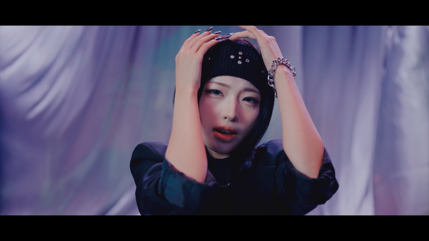 WHITE SCORPION「7秒のレジスタンス」MVより、NAVIのソロシーン。