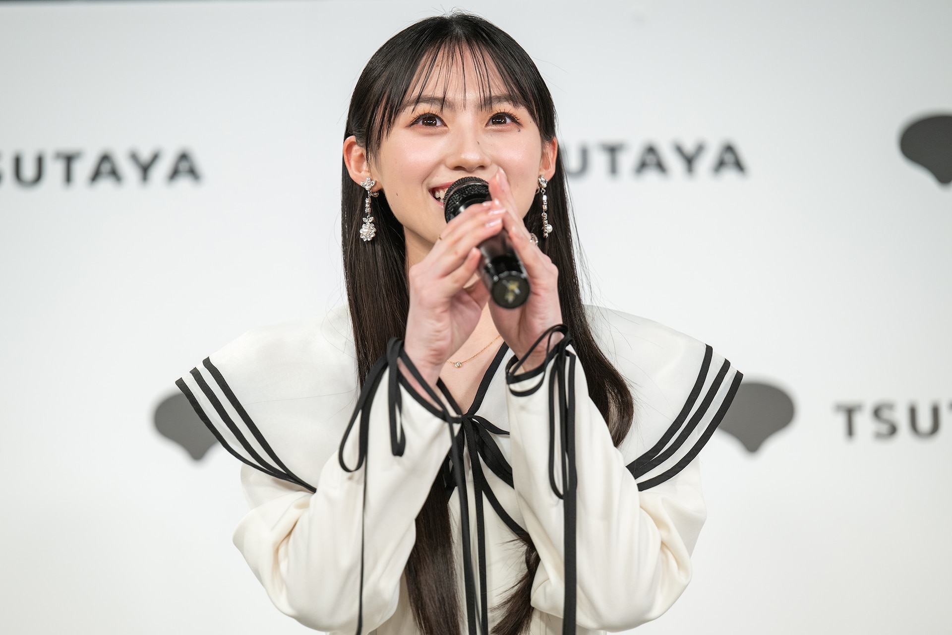 乃木坂46川﨑桜、1st写真集は“さくてん満点”！満点の笑顔でアピール
