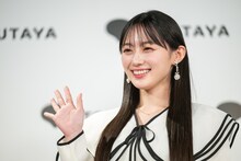 手を振る川﨑桜（乃木坂46）。