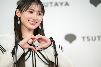 ハートポーズを作る川﨑桜（乃木坂46）。