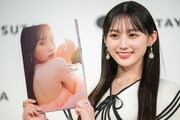 1st写真集を手に持つ川﨑桜（乃木坂46）。