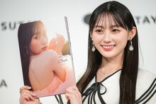 1st写真集を手に持つ川﨑桜（乃木坂46）。