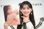 1st写真集を手に持つ川﨑桜（乃木坂46）。