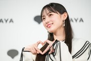 ハートポーズを作る川﨑桜（乃木坂46）。