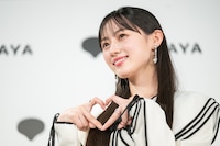 ハートポーズを作る川﨑桜（乃木坂46）。