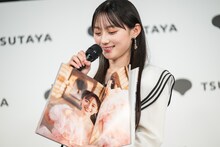 お気に入りのカットを紹介する川﨑桜（乃木坂46）。