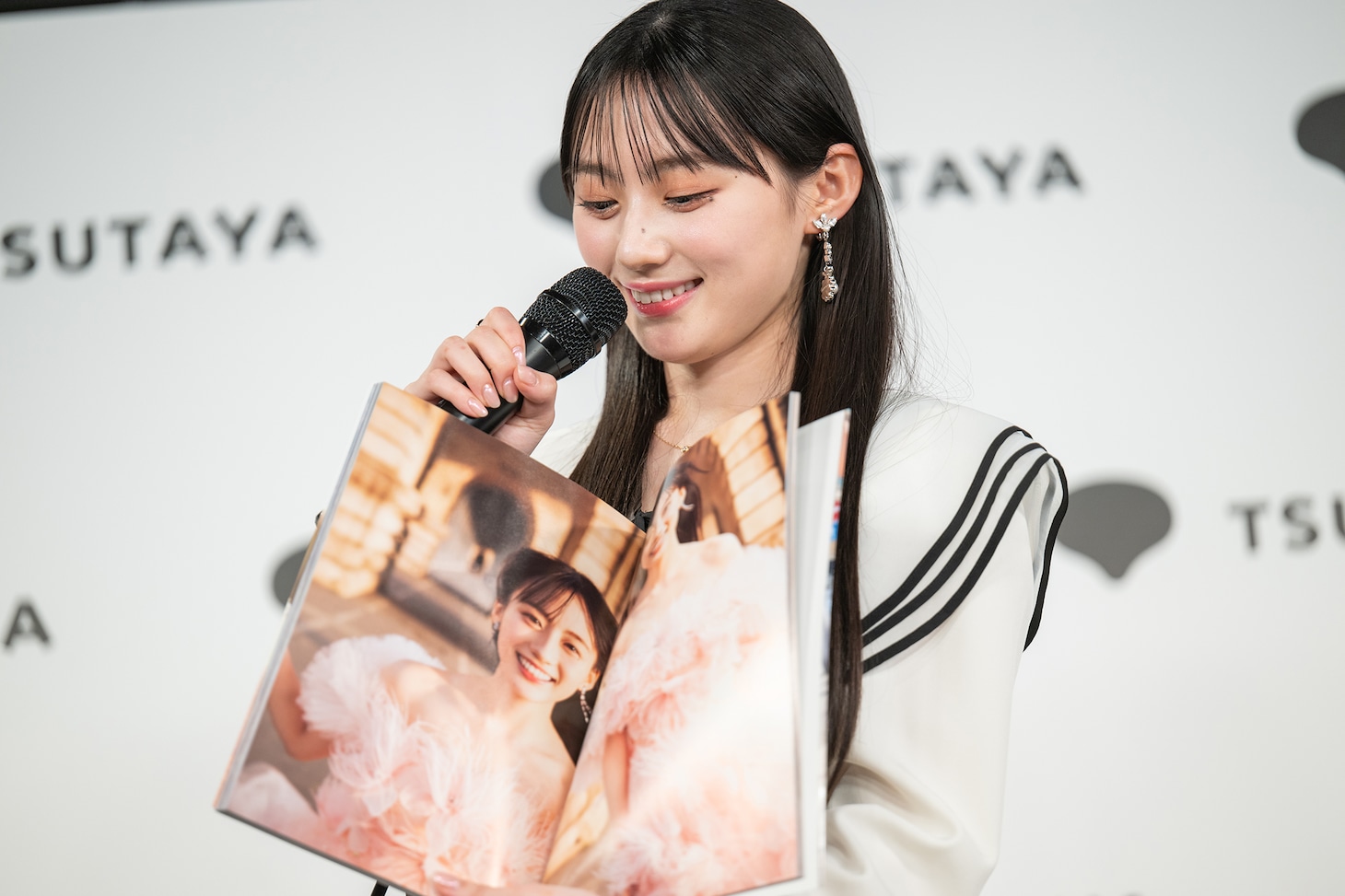 お気に入りのカットを紹介する川﨑桜（乃木坂46）。