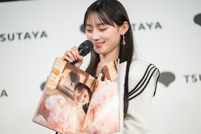 お気に入りのカットを紹介する川﨑桜（乃木坂46）。
