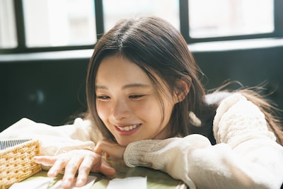 「週刊少年マガジン」20号巻末グラビアより浅井恋乃未（櫻坂46）。