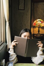 「週刊少年マガジン」20号巻末グラビアより浅井恋乃未（櫻坂46）。