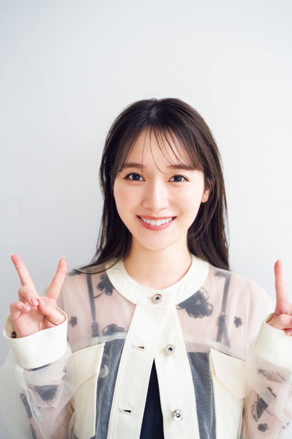 「週刊少年マガジン」20号表紙より守屋麗奈（櫻坂46）。