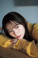 「週刊少年マガジン」20号巻頭グラビアより守屋麗奈（櫻坂46）。