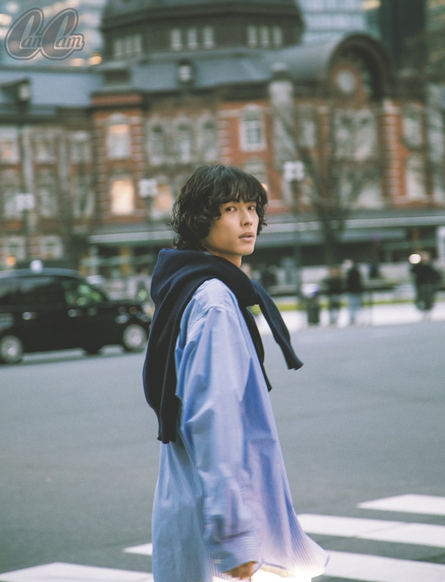 雑誌「CanCam」6月号より松村北斗（SixTONES）。