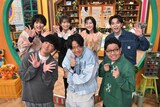 TBS系「よるのブランチ」のレギュラーメンバー。上段左から知念英和、秋元真夏、若林有子、向井慧（パンサー）、亜生（ミキ）、昴生（ミキ）。ⒸTBS