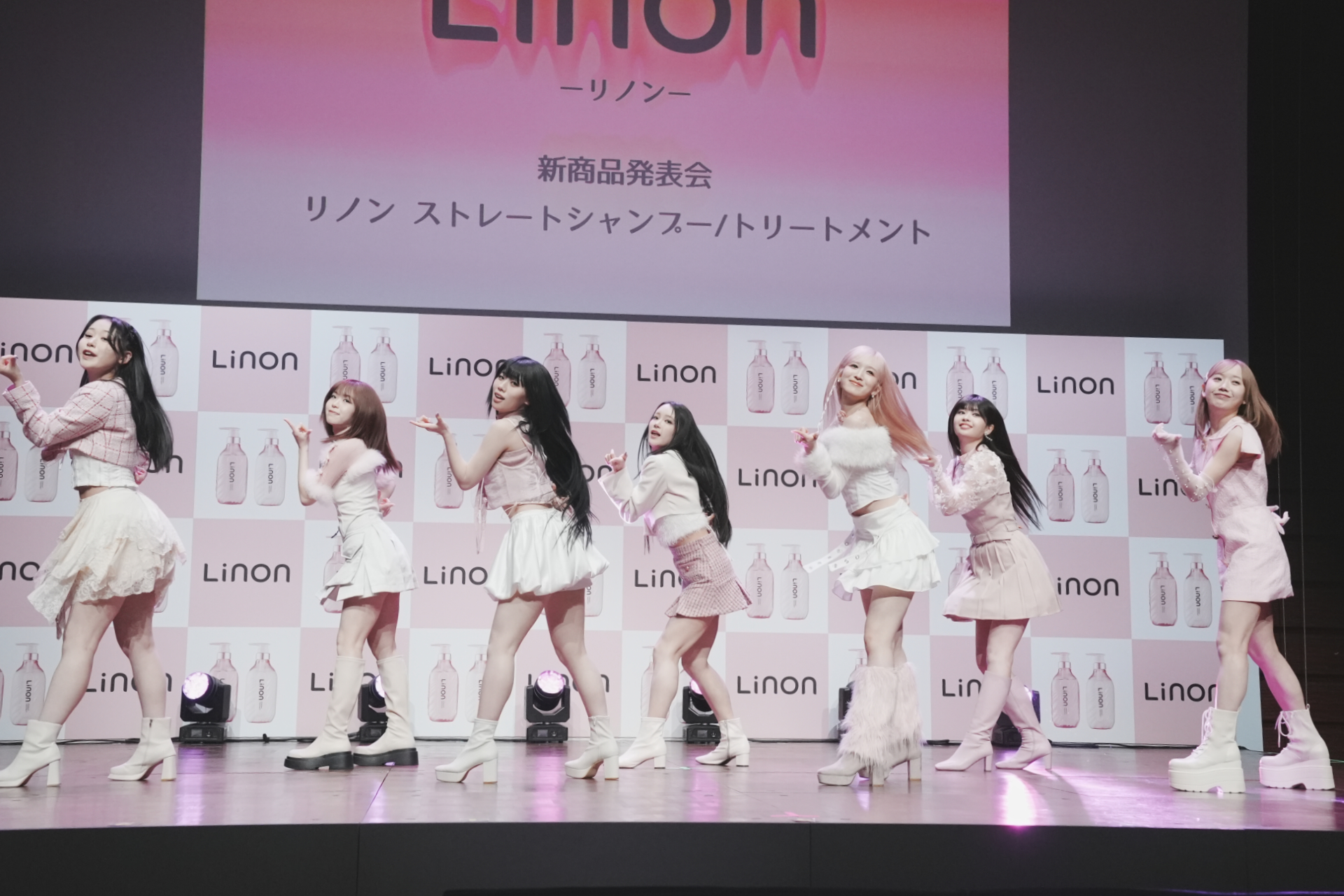 「Update ME」を披露するME:I。