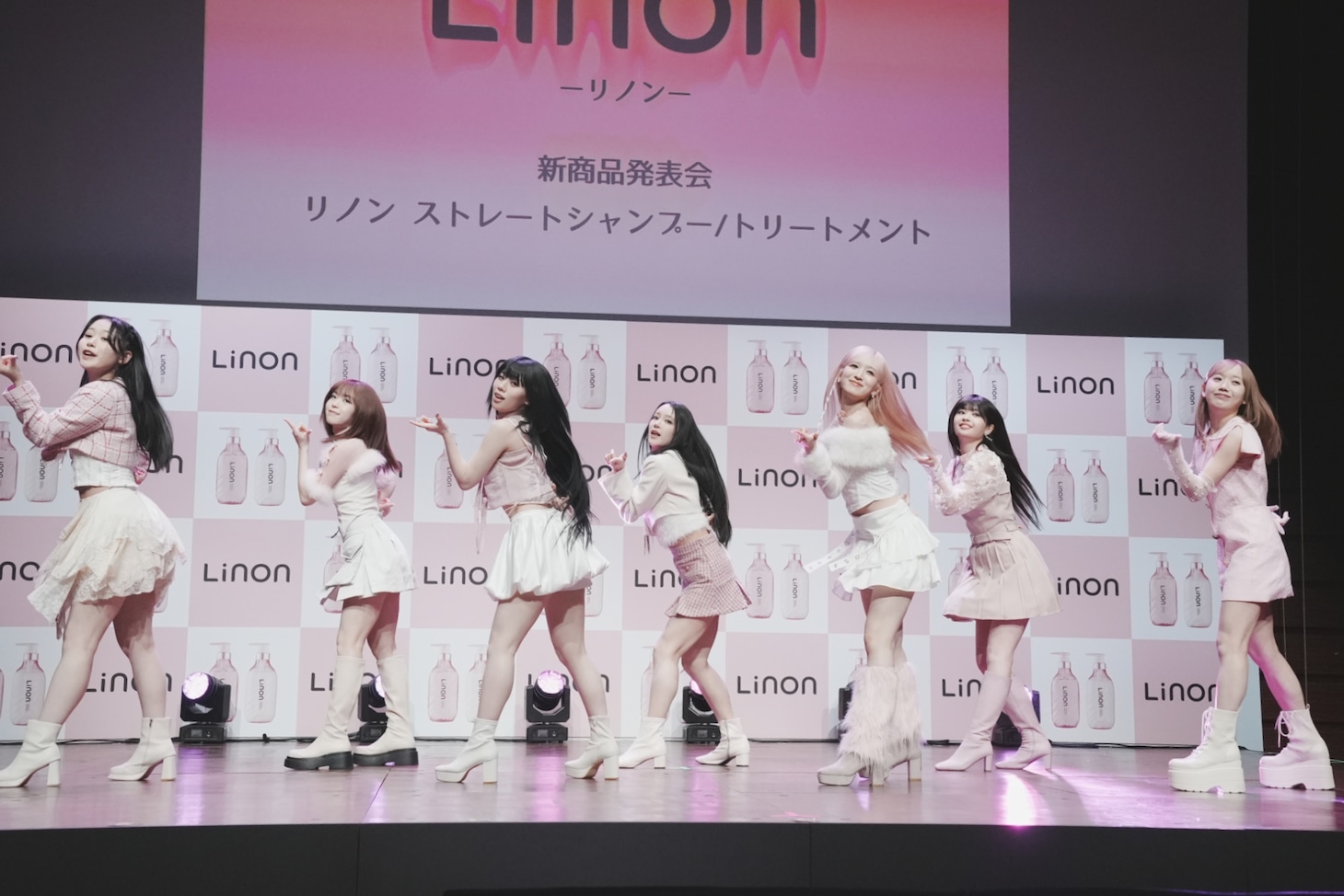 「Update ME」を披露するME:I。