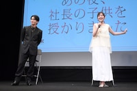 和田雅成のサプライズ登場に驚く佐々木美玲（右）と、静かにニヤつく森次政裕（超特急）。