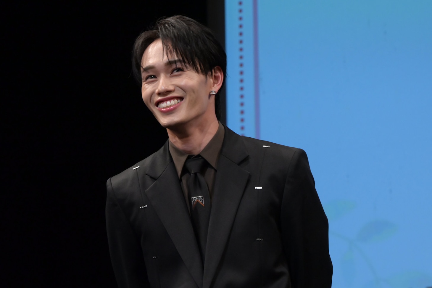 ニヤニヤしながら和田雅成の動向を伺う森次政裕（超特急）。