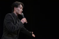 和田雅成を追い返そうとする森次政裕（超特急）。