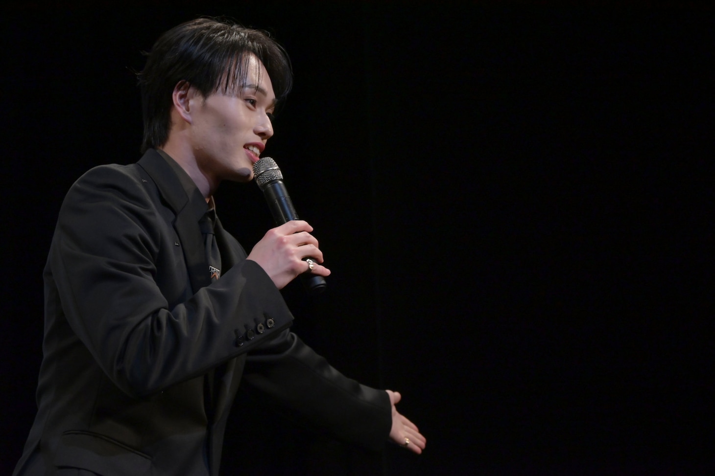 和田雅成を追い返そうとする森次政裕（超特急）。