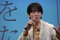 客席の反応を伺う和田雅成。