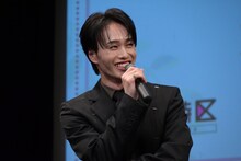 和田雅成のことをニヤニヤ見る森次政裕（超特急）。