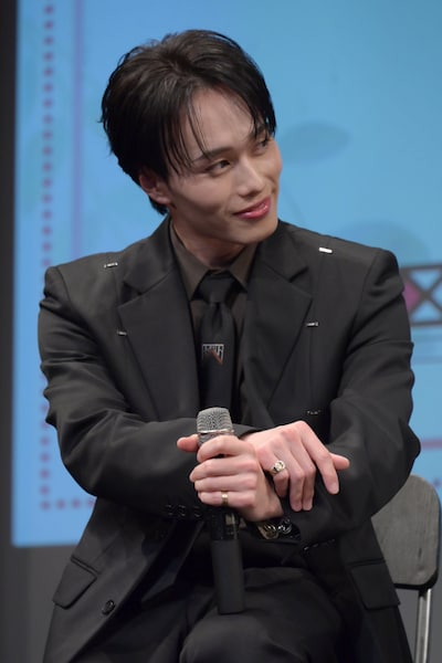 話を聞く森次政裕（超特急）。