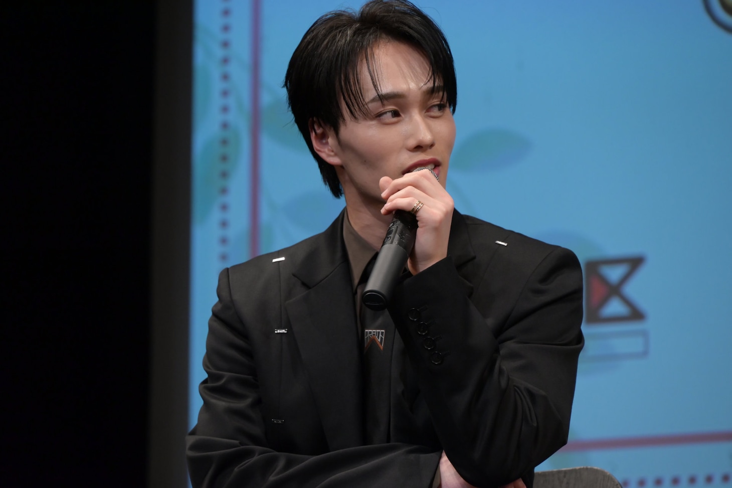 神妙な面持ちで「ごはん担当」について語る森次政裕（超特急）。