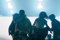 仲間たちとともにパフォーマンスするJellyyabashi。（Photo by Taio Konishi）