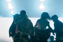 仲間たちとともにパフォーマンスするJellyyabashi。（Photo by Taio Konishi）