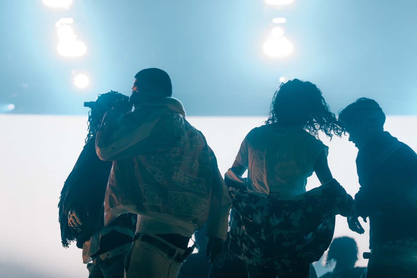 仲間たちとともにパフォーマンスするJellyyabashi。（Photo by Taio Konishi）