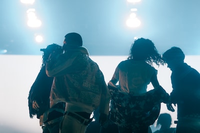 仲間たちとともにパフォーマンスするJellyyabashi。（Photo by Taio Konishi）