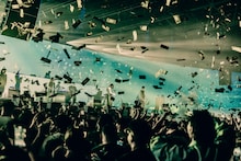 お札が降り注ぐKEIJUのライブの様子。（Photo by Ray Otabe）