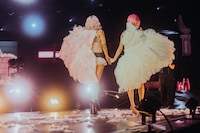 Elle Teresa（右）を迎えて「POP YOURS」オリジナル曲「こんな日は」を披露するLANA（左）。（Photo by Masato Yokoyama）