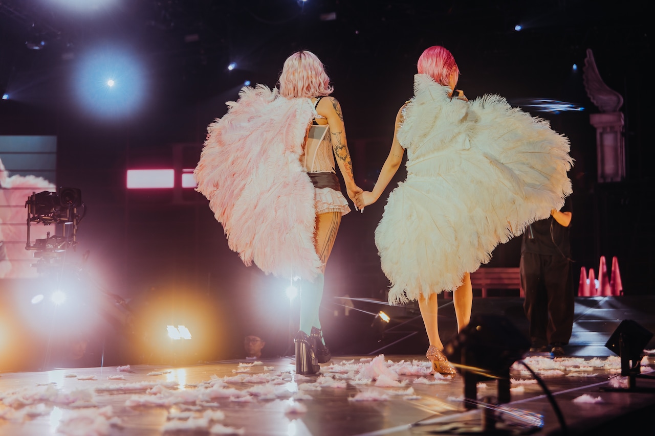 Elle Teresa（右）を迎えて「POP YOURS」オリジナル曲「こんな日は」を披露するLANA（左）。（Photo by Masato Yokoyama）