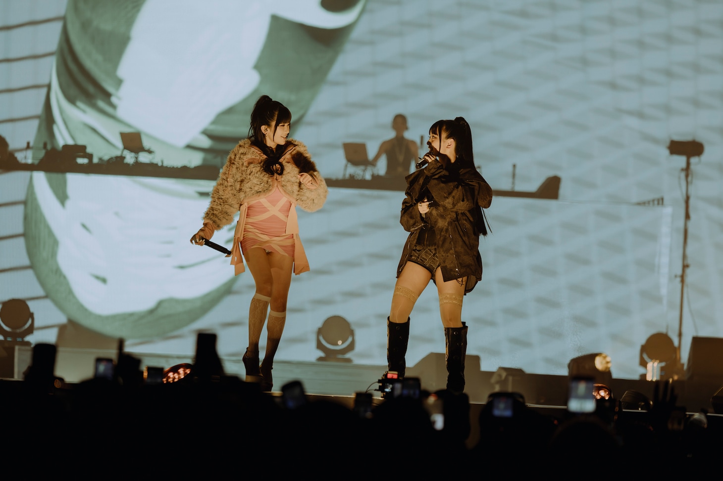 Manakaを迎えてパフォーマンスするLitty。（Photo by Ray Otabe）