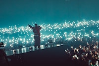 観客のライトに照らされるWorldwide Skippa。（Photo by Taio Konishi）