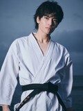武藤潤（原因は自分にある。）初のソロ写真集「燕飛」購入特典のインスタントフォト風写真の絵柄（HMV店舗、HMV&BOOKS online、ローソン店頭Loppi）。