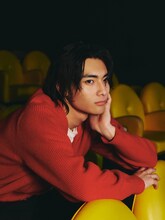 武藤潤（原因は自分にある。）初のソロ写真集「燕飛」購入特典のインスタントフォト風写真の絵柄（楽天ブックス）。