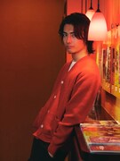 武藤潤（原因は自分にある。）初のソロ写真集「燕飛」購入特典のインスタントフォト風写真の絵柄（楽天ブックス）。