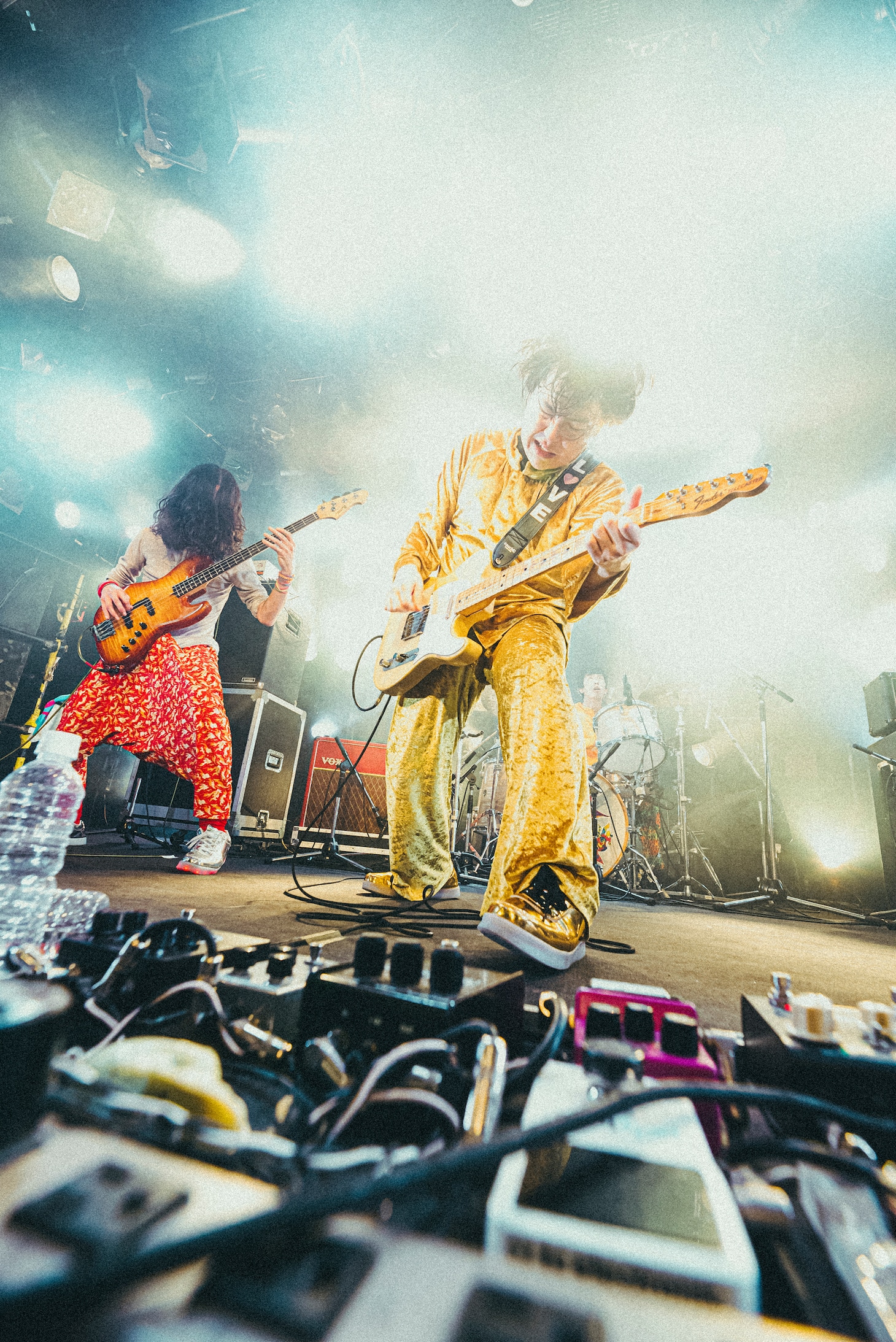 左から声児（B, Cho）、下川リヲ（Vo, G）。（撮影：エドソウタ）