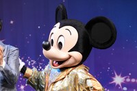 関根勤の背中に手を回すミッキーマウス。