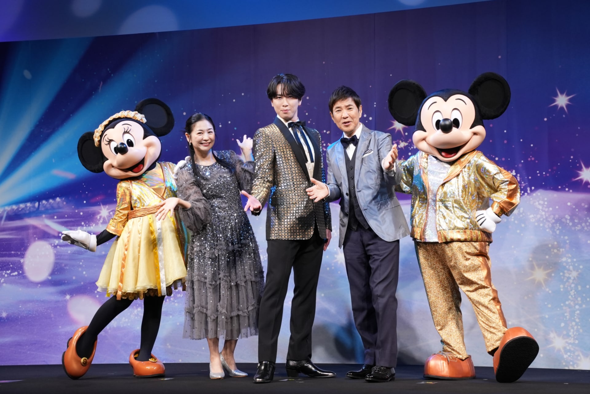 左からミニーマウス、関根麻里、宮舘涼太、関根勤、ミッキーマウス