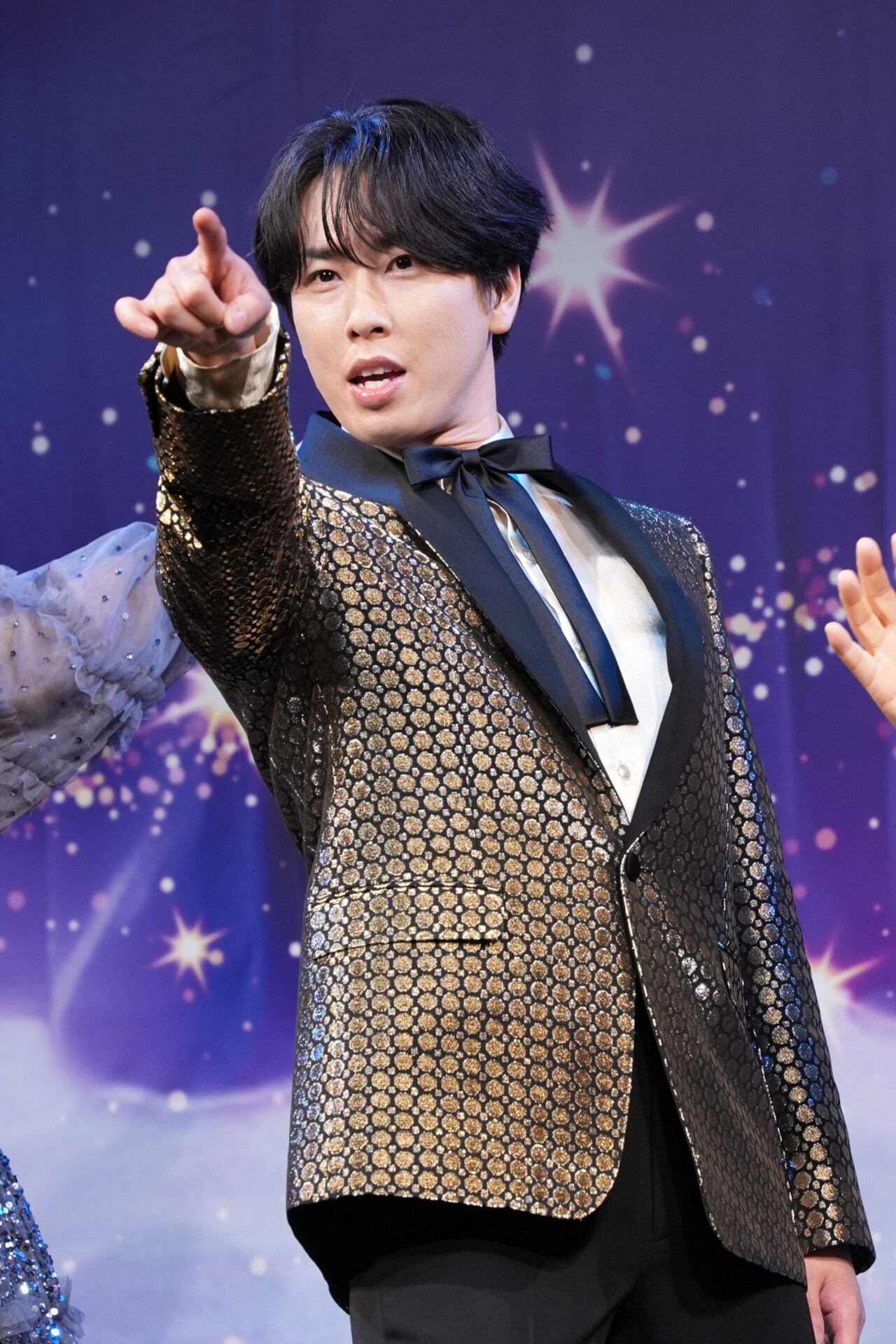 Man 宮舘涼太 Jr 公式写真 笑顔 お茶目 茶色衣装 Snow Man宮舘涼太、エプロン姿で登場し「よく見て」 シャッター