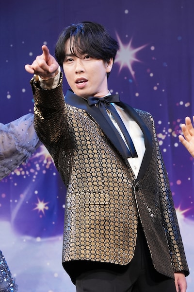 カメラを目ざとく発見する宮舘涼太（Snow Man）。