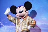 手を振るミッキーマウス。