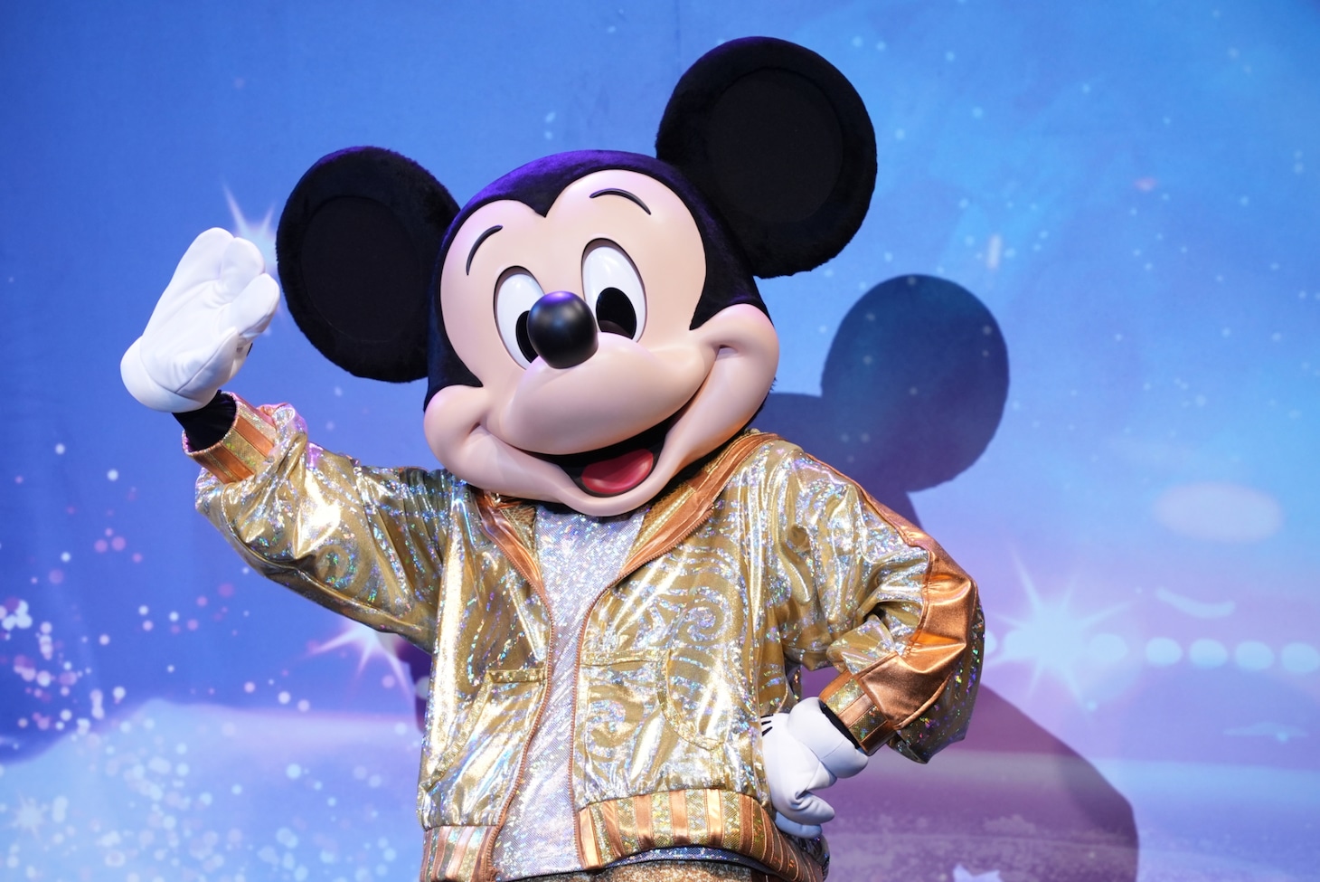 手を振るミッキーマウス。