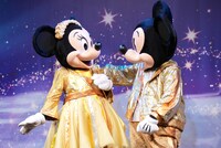 見つめ合うミニーマウスとミッキーマウス。